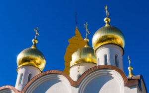 russische Kirche mit großem Haufen drauf